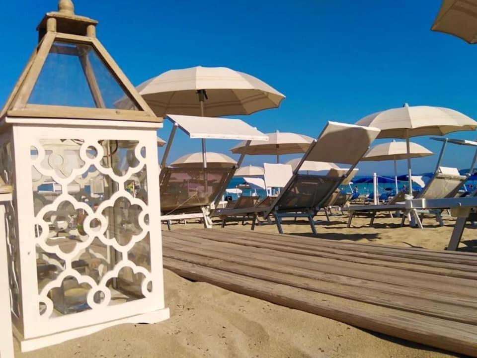 Piccadilly Rooms Restaurant And Beach Santa Maria al Bagno Extérieur photo