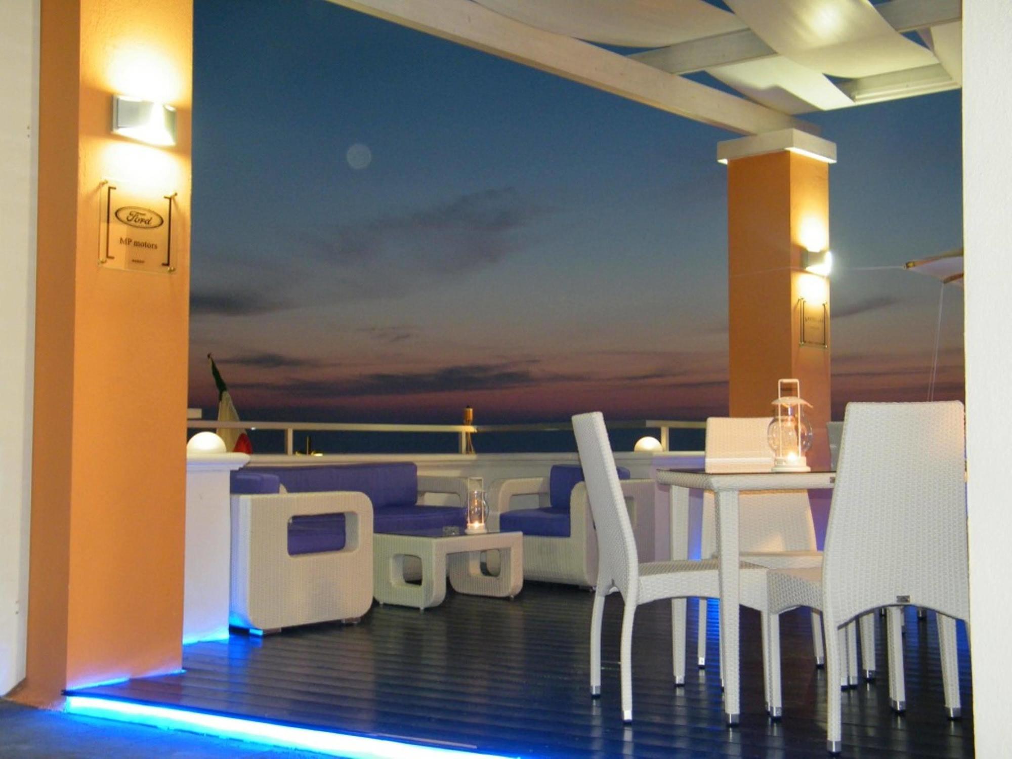 Piccadilly Rooms Restaurant And Beach Santa Maria al Bagno Extérieur photo