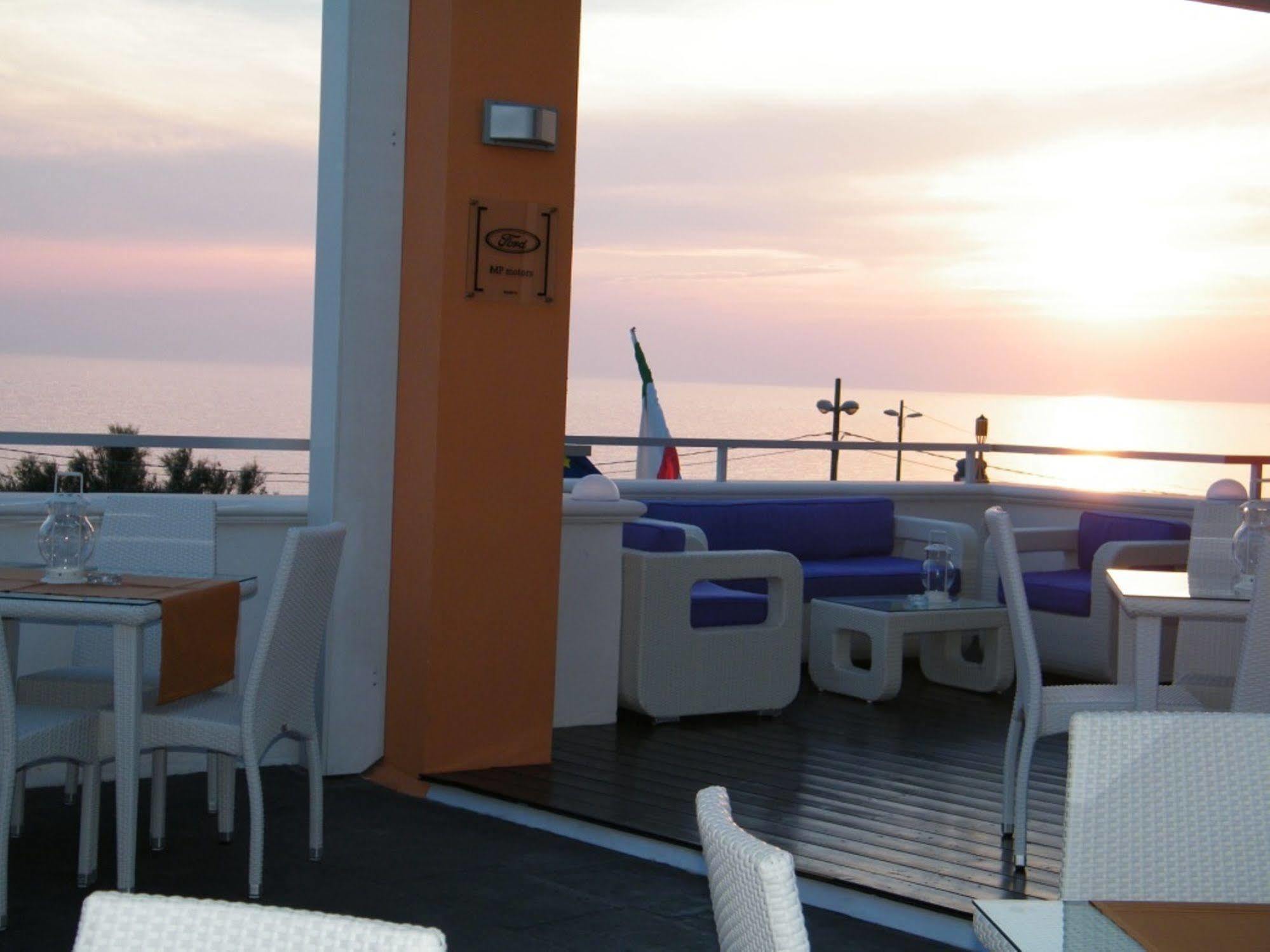 Piccadilly Rooms Restaurant And Beach Santa Maria al Bagno Extérieur photo