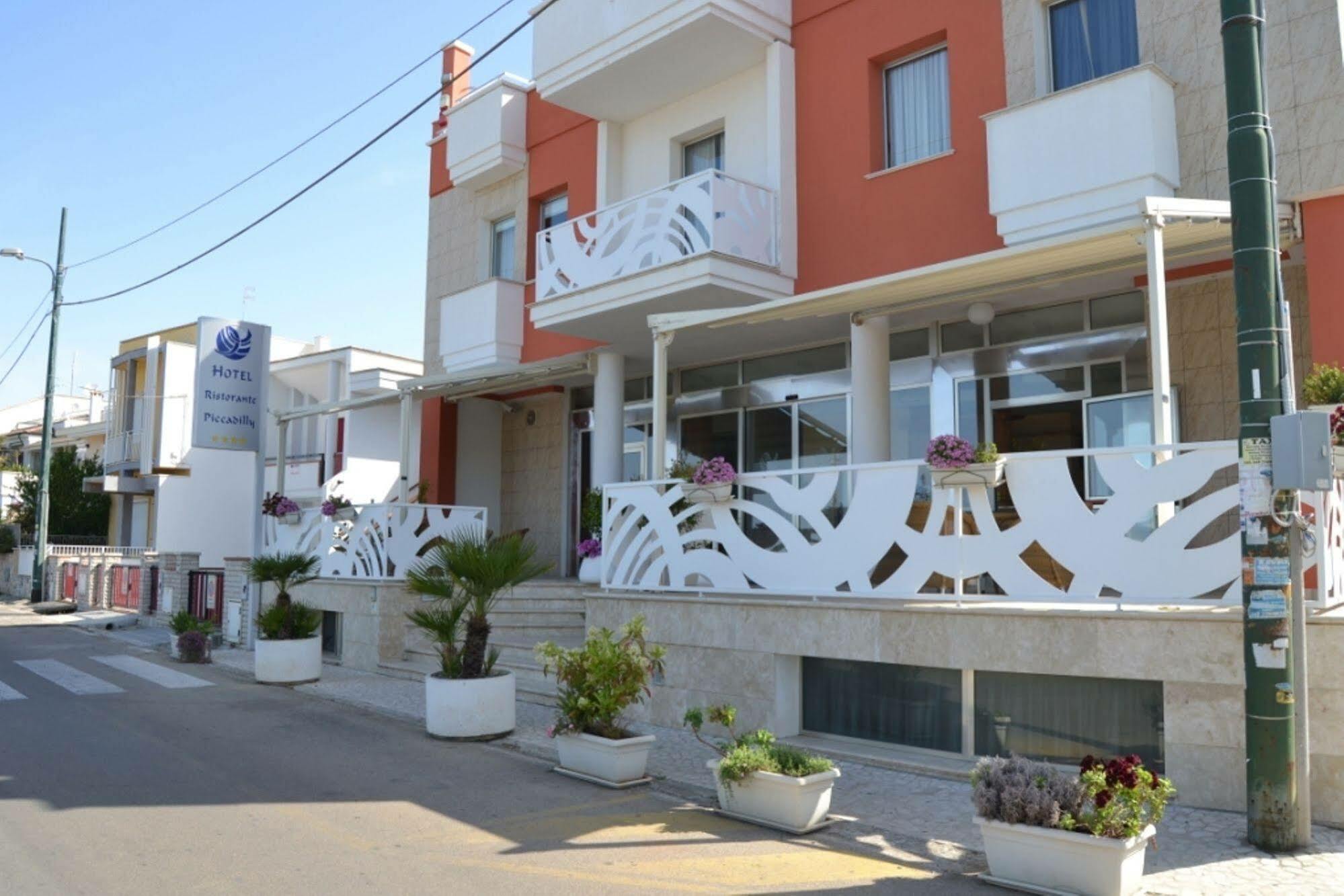 Piccadilly Rooms Restaurant And Beach Santa Maria al Bagno Extérieur photo